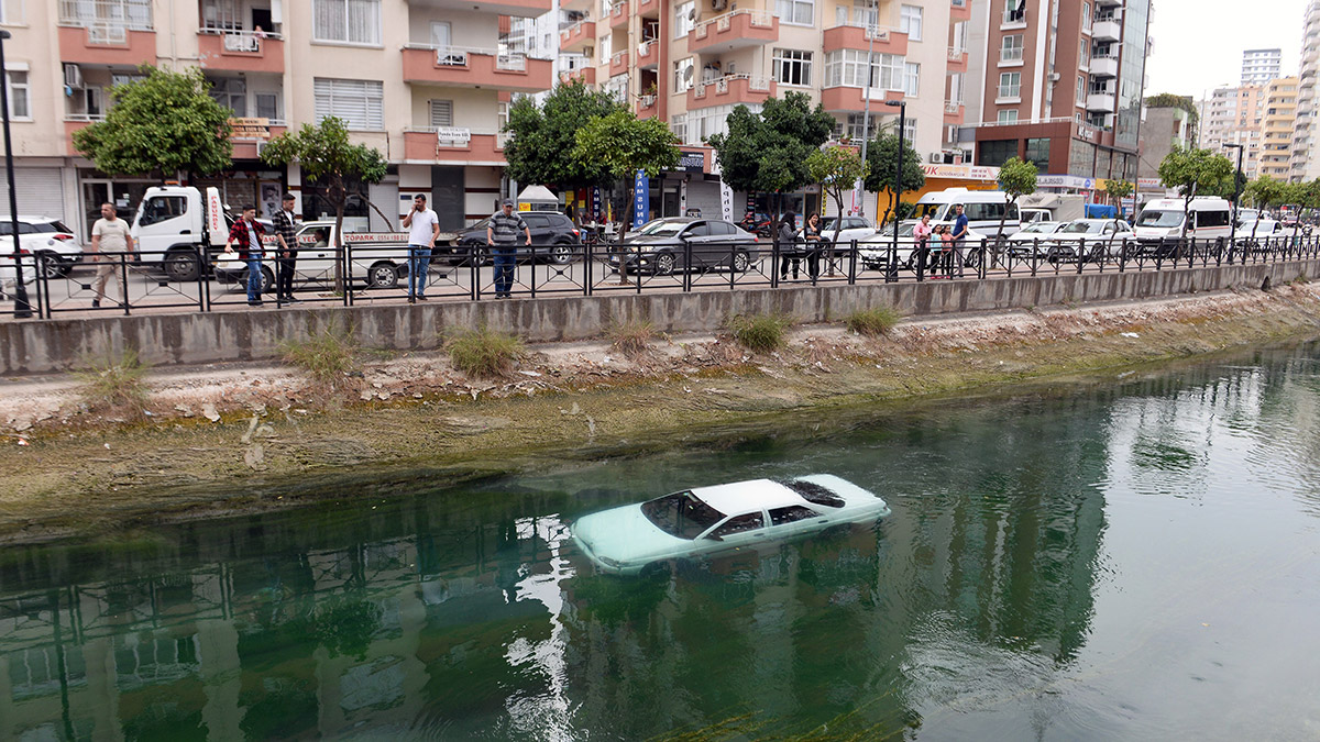 Otomobil sulama kanalına düştü