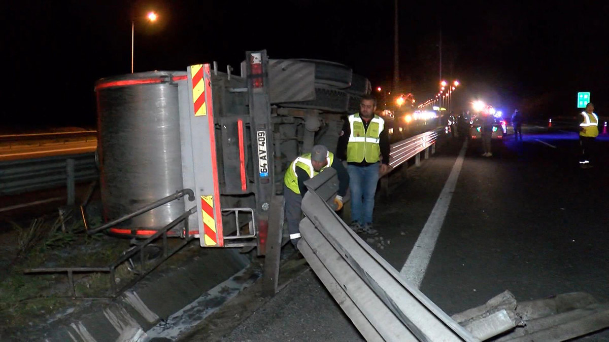 Bariyerlere giren kamyon devrildi; 1 ağır yaralı