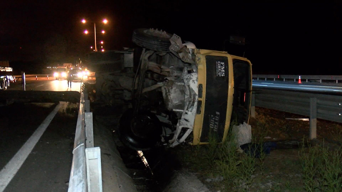 Bariyerlere giren kamyon devrildi; 1 ağır yaralı