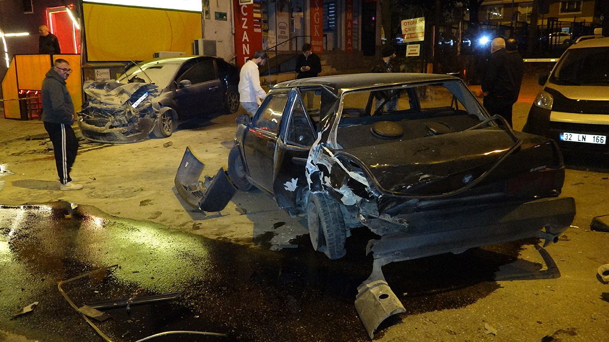 Park halindeki otomobile çarptı; 1 yaralı