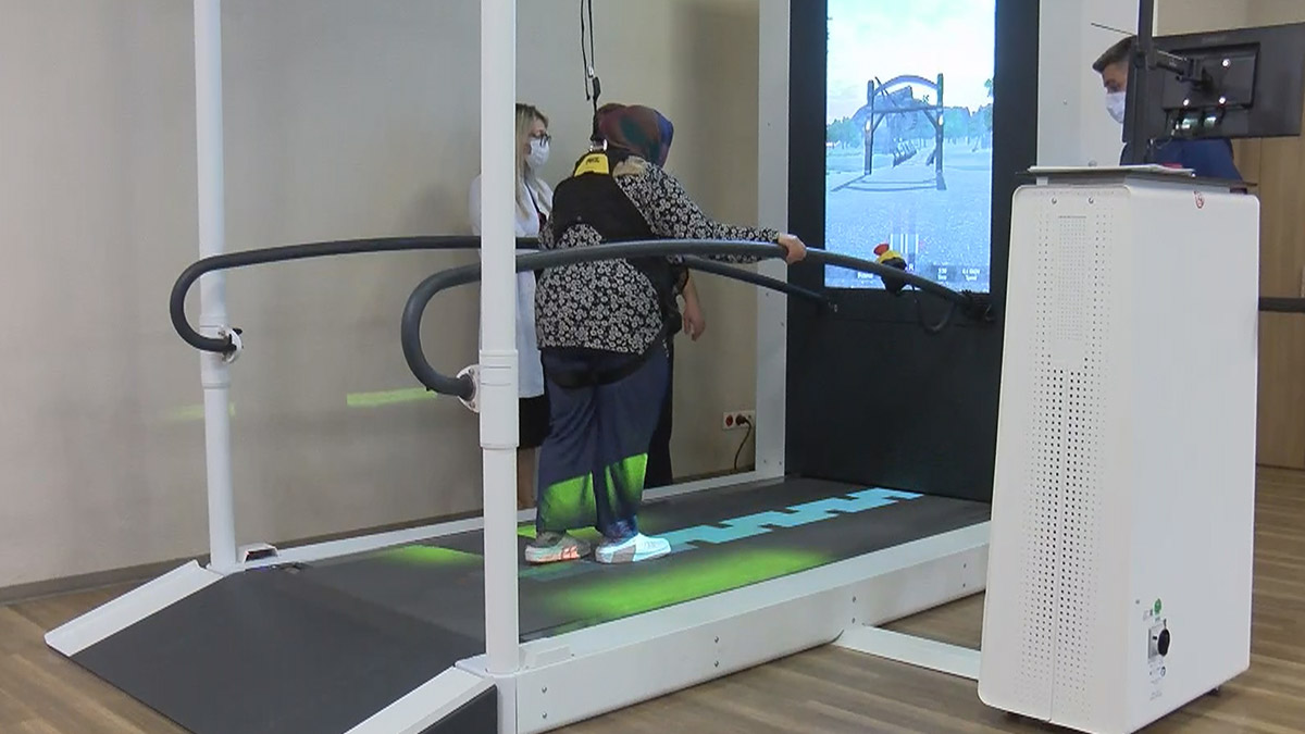 Romatem Bursa Hastanesi Başhekimi ve Fizik Tedavi ve Rehabilitasyon Uzmanı Dr. Nurten Küçükçakır, "Yürüme bozukluğu yaşayan Parkinson hastaları VR teknolojisi ile yeniden adım atabilecek" dedi.
