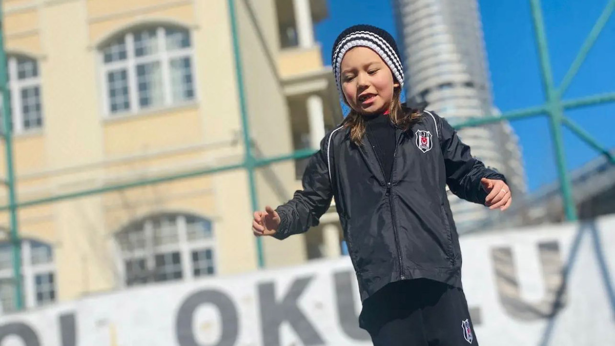 Kadıköy'de pazar akşamı 3 katlı binanın 2'inci katında meydana gelen patlamada ölen Maryam'ın gittiği futbol okulunda hüzün.