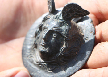 Perre'de 1800 yıllık bronz madalya bulundu