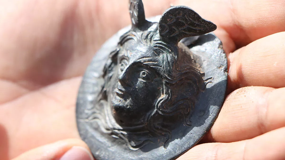 Perre'de 1800 yıllık bronz madalya bulundu