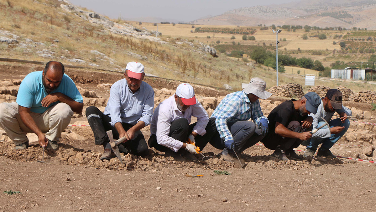 Perre'de 1800 yıllık bronz madalya bulundu