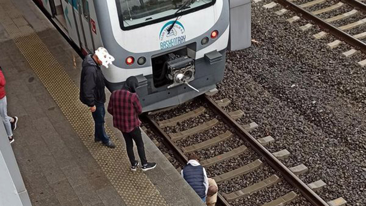 Tren beklerken raylara düştü
