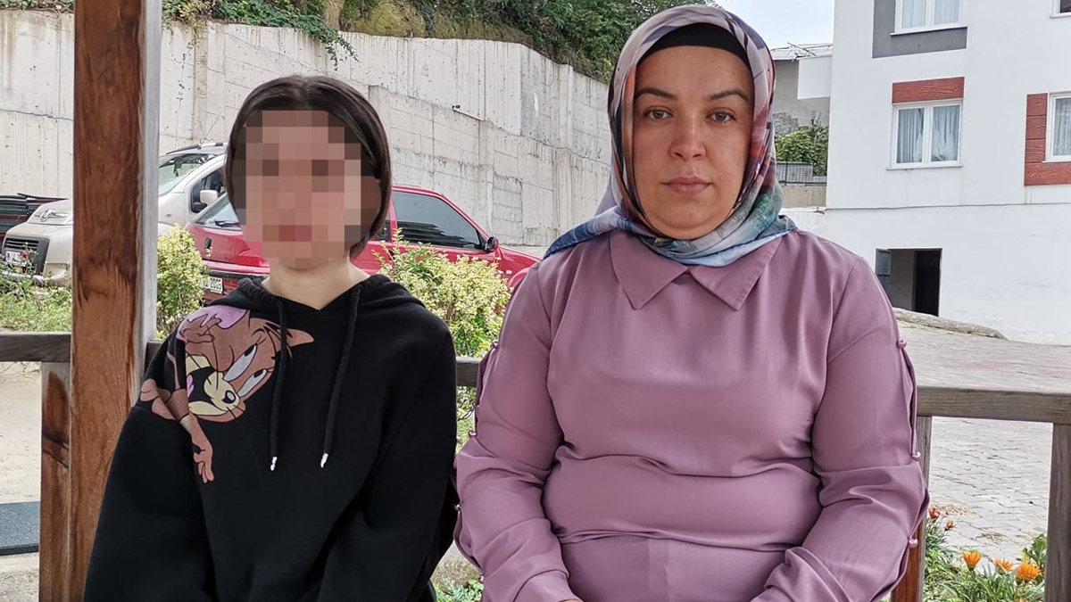 Ordu'nun Fatsa ilçesinde staj yapan lise öğrencisi S.T. (15), çalıştığı yerin siparişleri için gittiği çiçekçide cinsel istismara uğradı. Olayı, S.T.'nin durumundan şüphelenen rehberlik öğretmeni ortaya çıkardı.