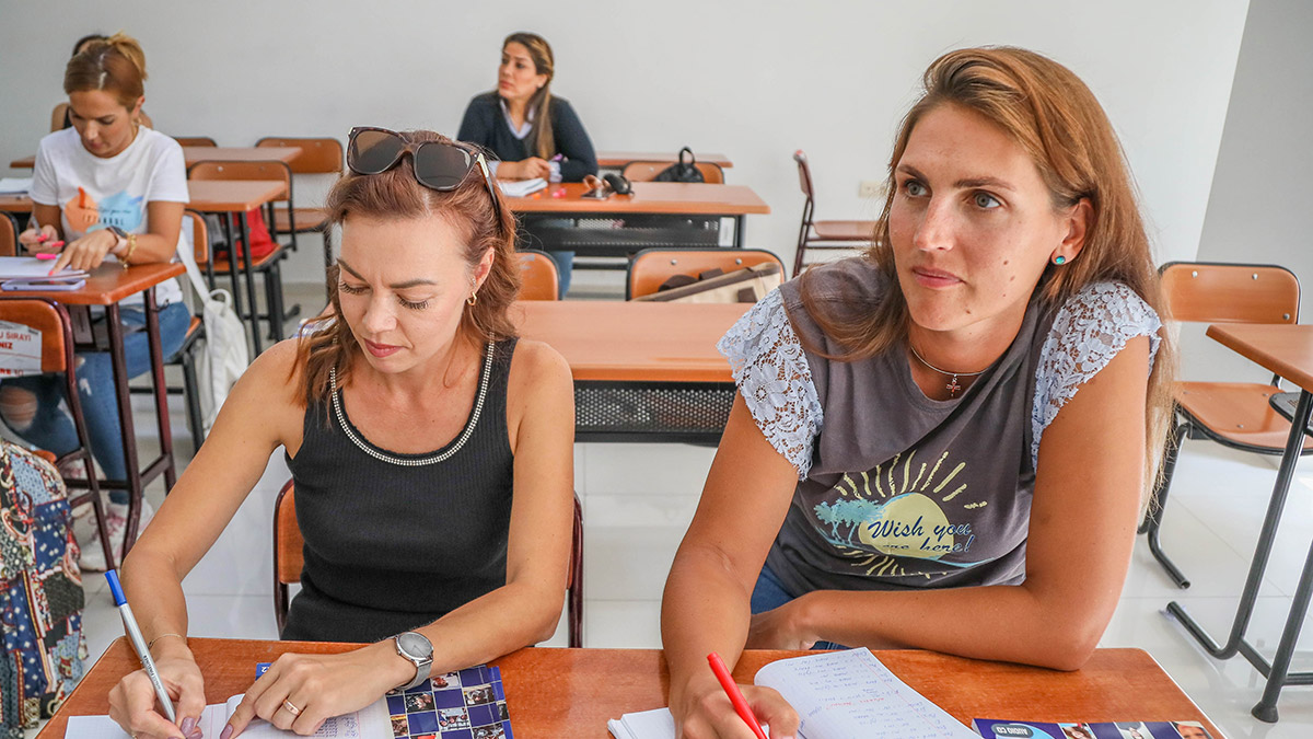 Rusya ve Ukrayna arasındaki savaş nedeniyle Antalya'ya yerleşen iki ülkenin vatandaşları, Türkçe konuşmak ve yazabilmek için kursa kaydoldu. Haftanın 5 günü kursa katılan Ukraynalı ve Ruslar aynı sıralarda oturup Türkçe öğreniyor.