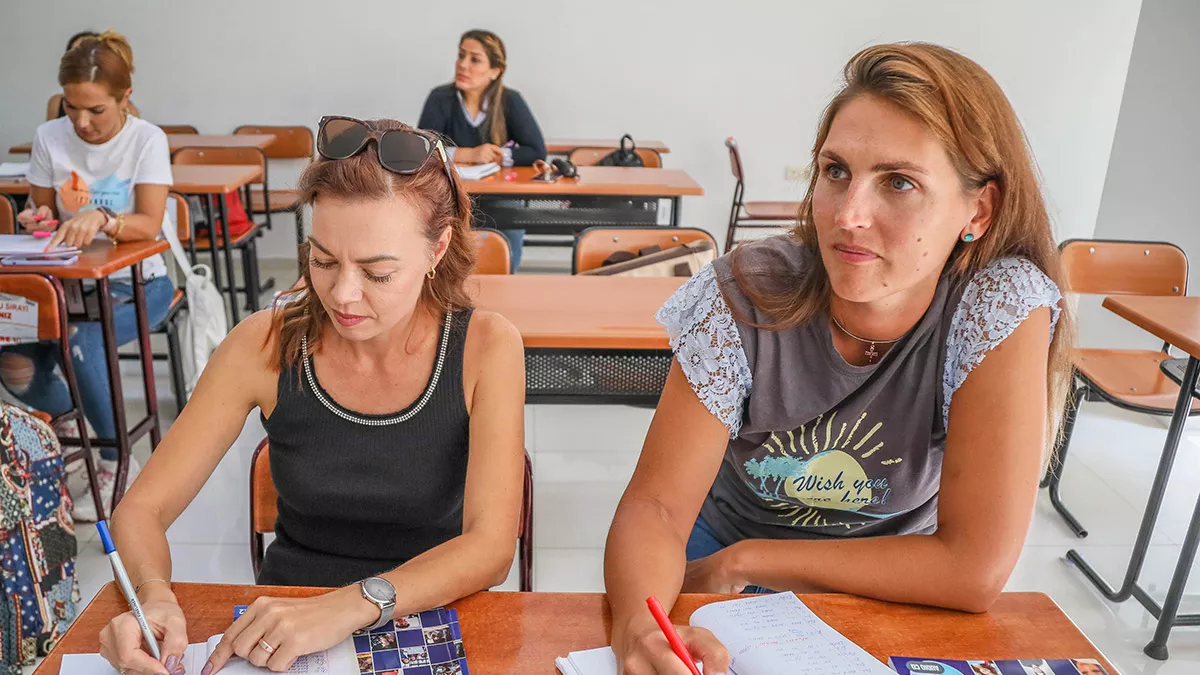 Rusya ve ukrayna arasındaki savaş nedeniyle antalya'ya yerleşen iki ülkenin vatandaşları, türkçe konuşmak ve yazabilmek için kursa kaydoldu. Haftanın 5 günü kursa katılan ukraynalı ve ruslar aynı sıralarda oturup türkçe öğreniyor.