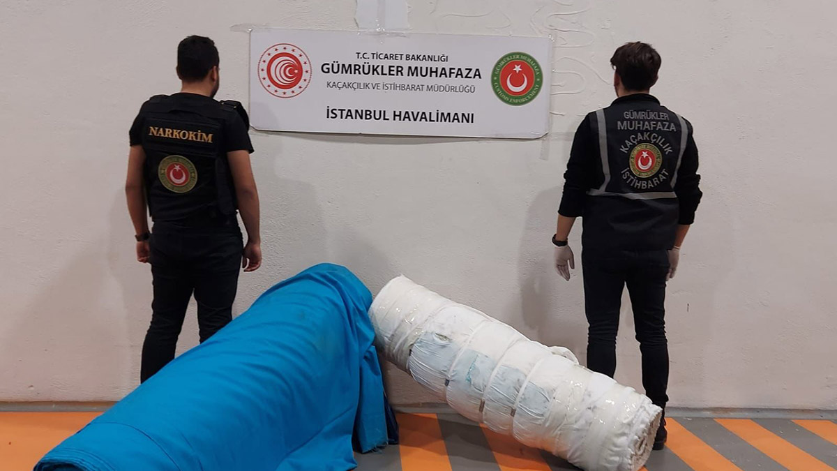 Gümrük muhafaza ekiplerince İstanbul Havalimanı ve Sabiha Gökçen Havalimanı olmak üzere gerçekleştirilen 3 ayrı operasyonda toplam 97 kilo 359 gram uyuşturucu ele geçirildi.