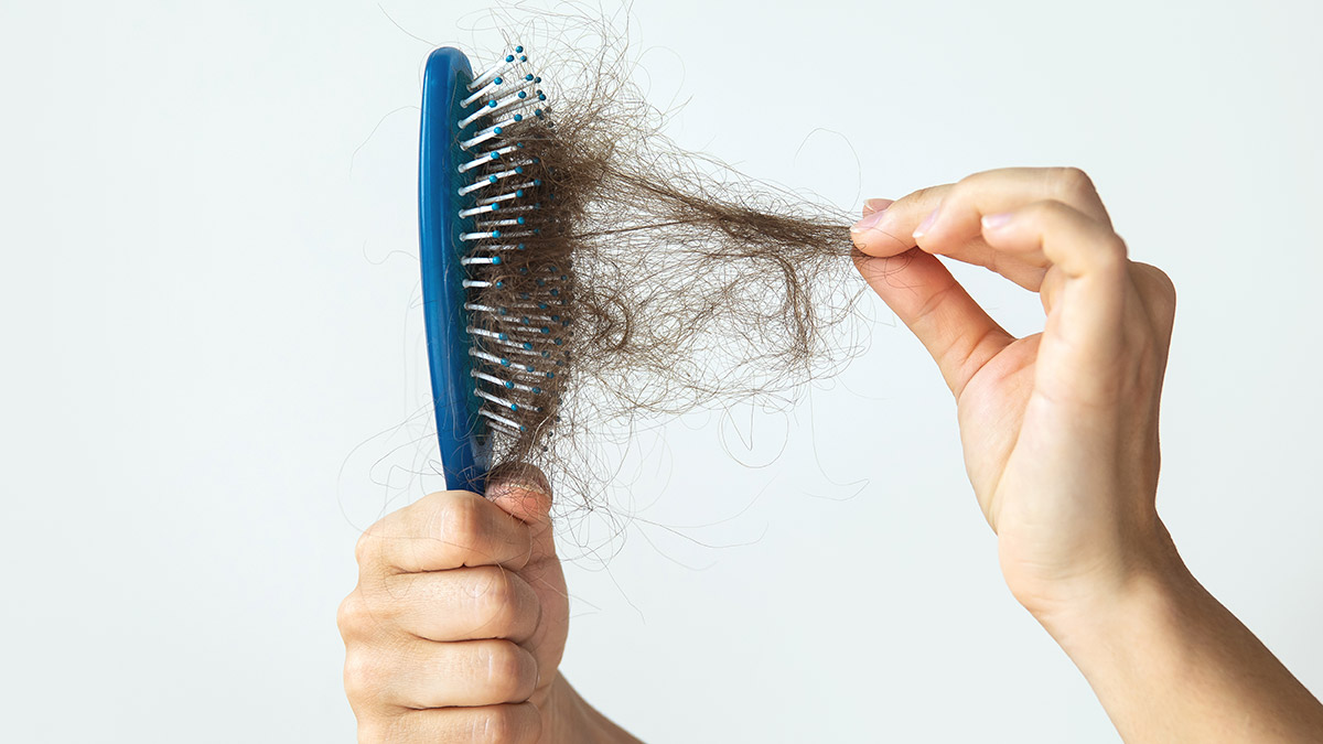 Dermatoloji Uzman Dr. Meltem Özer, “Vitamin ve mineral eksiklikleri, kansızlık, hormonal bozukluklar, stres ve ruhsal travmalar saç dökülmesine neden olabilir” dedi.