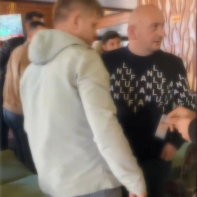 Kapattırdıkları kafenin sahibini dolandırırken yakalandılar