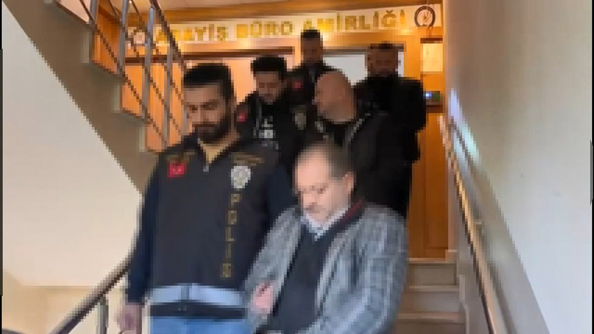 Küçükçekmece'de kendilerini 'bakan danışmanı' ve 'emniyet müdürü' olarak tanıtan kişiler sahte ihbarlarla kapattırdıkları kafenin sahibini dolandırırken yakalandılar.