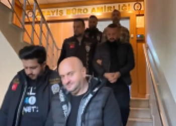 Kapattırdıkları kafenin sahibini dolandırırken yakalandılar