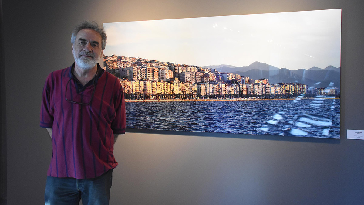 İzmir'in kurtuluşunun 100'üncü yılında, ünlü fotoğraf sanatçısı Çerkes Karadağ'ın, İzmir'in 100'ü adlı fotoğraf sergisi Folkart Gallery'de ziyarete açıldı. Karadağ, İzmir'e dair bir hikaye oluşturmak istediğini dile getirdi.