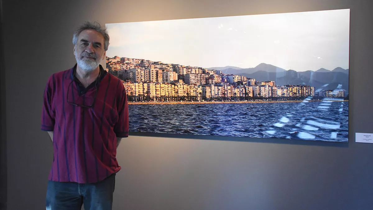 İzmir'in kurtuluşunun 100'üncü yılında, ünlü fotoğraf sanatçısı çerkes karadağ'ın, i̇zmir'in 100'ü adlı fotoğraf sergisi folkart gallery'de ziyarete açıldı. Karadağ, i̇zmir'e dair bir hikaye oluşturmak istediğini dile getirdi.