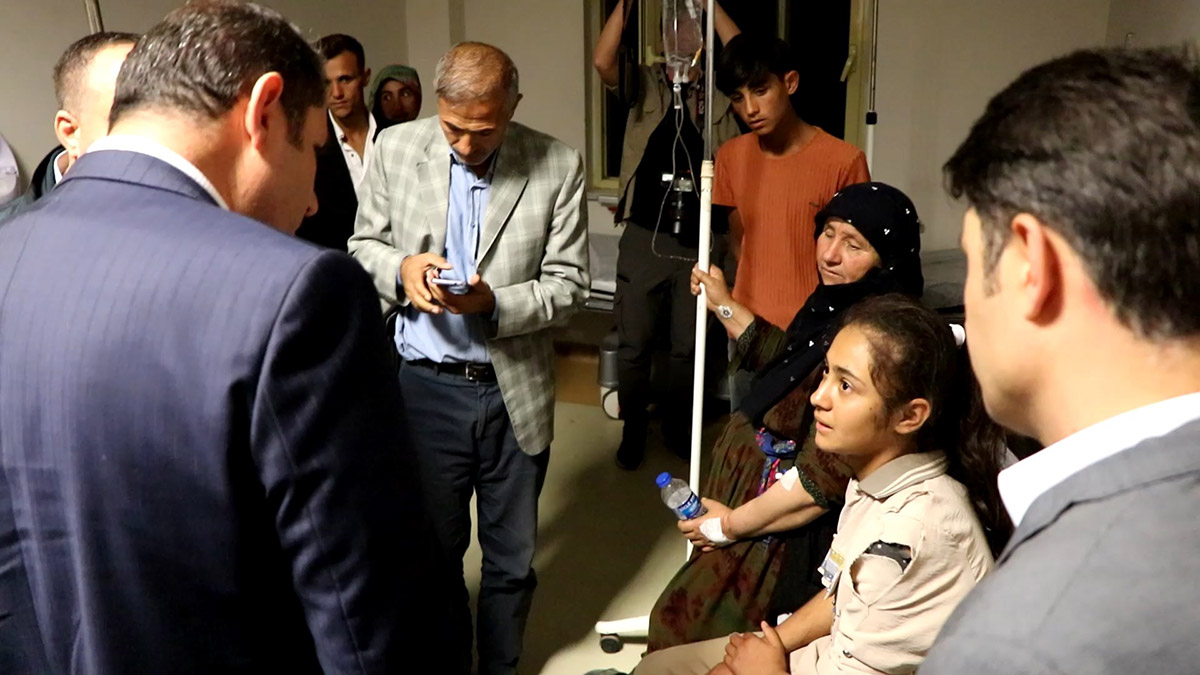 Şanlıurfa'da okul önünde silahlı kavga çıktı; Kavgada Ömer Faruk Çınar (16) ile Sümeyye Yeten (16) hayatını kaybetti. Çatışmada 13 kişi de yaralandı.