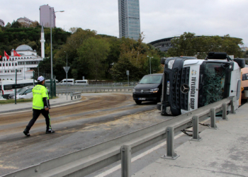 Sarıyer'de beton mikseri devrildi