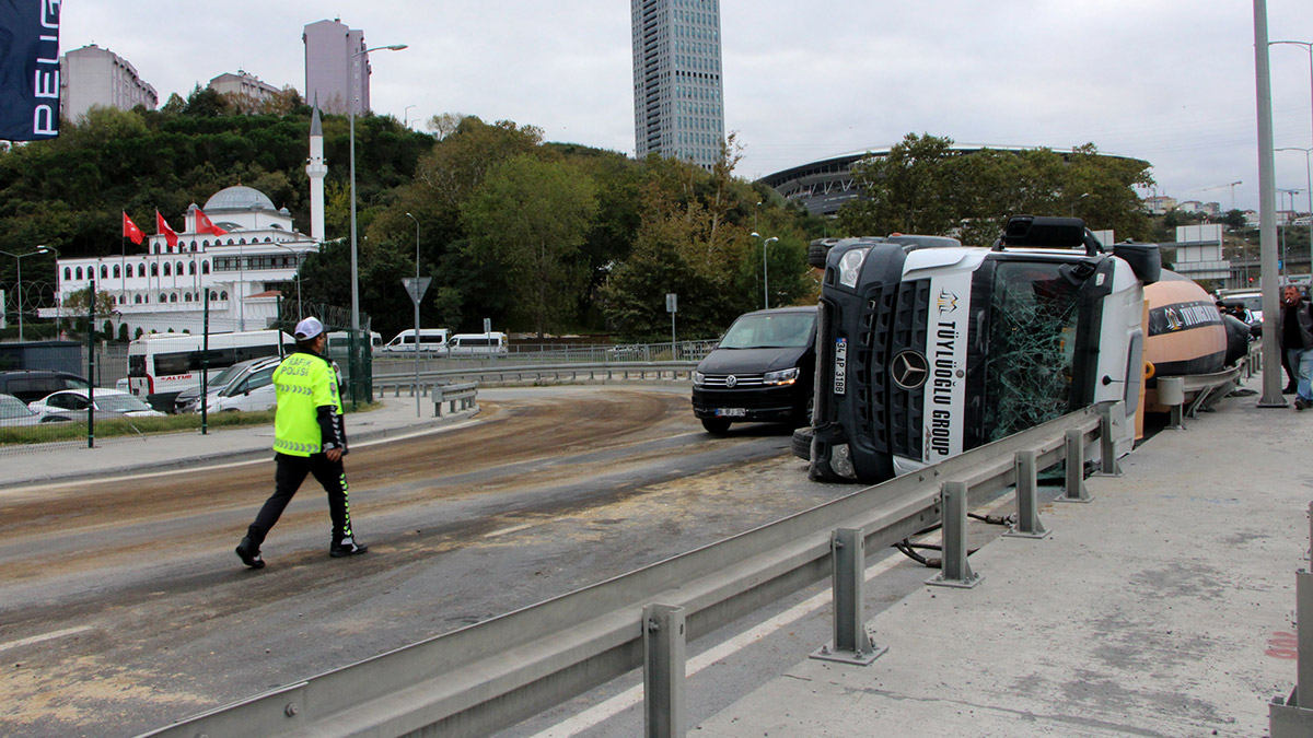 Sarıyer'de beton mikseri devrildi
