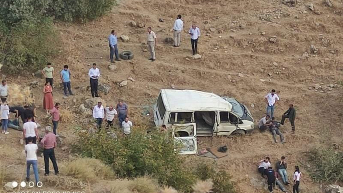 Sason'da minibüs şarampole yuvarlandı