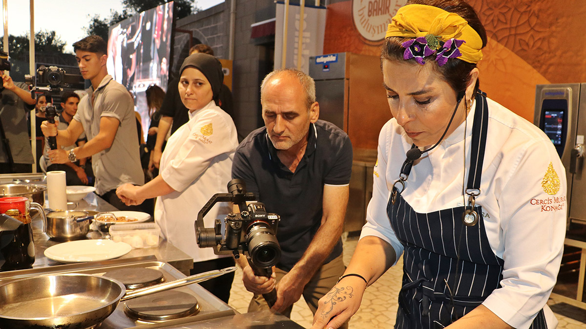 Diyarbakır'daki 'Sur Kültür Yolu Festivali'ne katılan Gastronomi Şefi Ebru Baybara Demir, 'isfire tatlısı' yaptı.