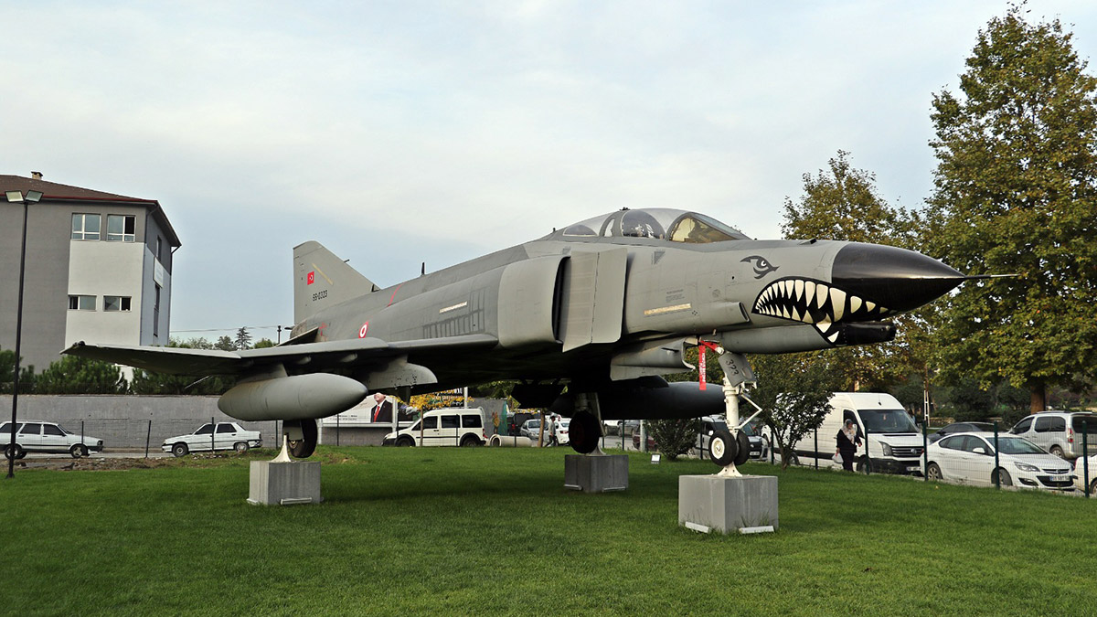 Şehit pilotun anısına memleketindeki parka, F-4 savaş uçağı konuldu