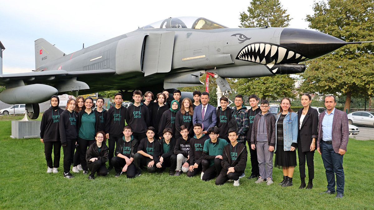 Şehit pilotun anısına memleketindeki parka F-4 savaş uçağı konuldu.