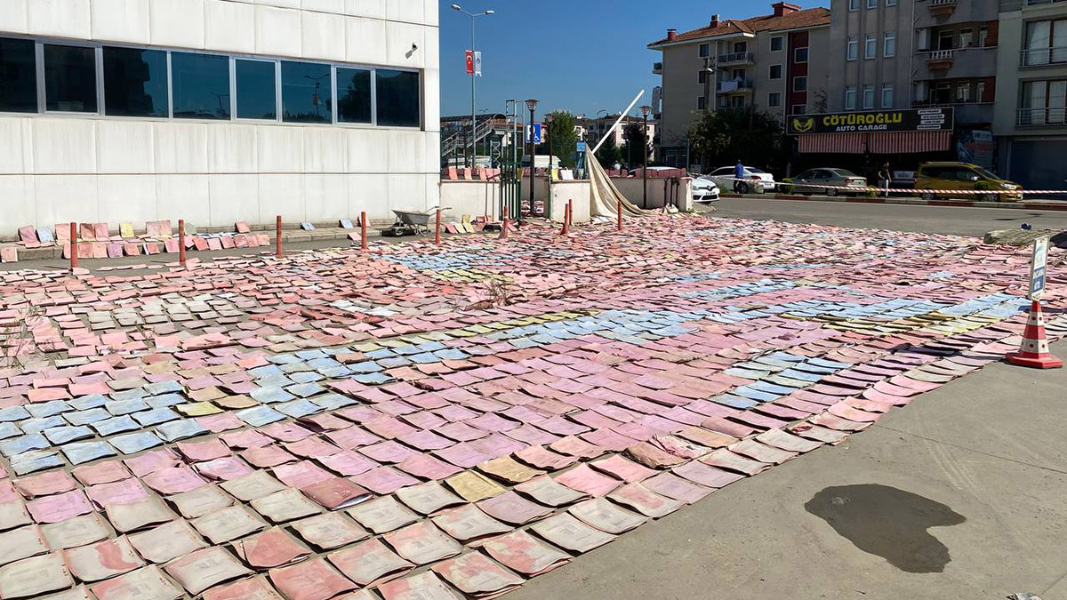 Selde ıslanan dosyalar kurutulmaya bırakıldı