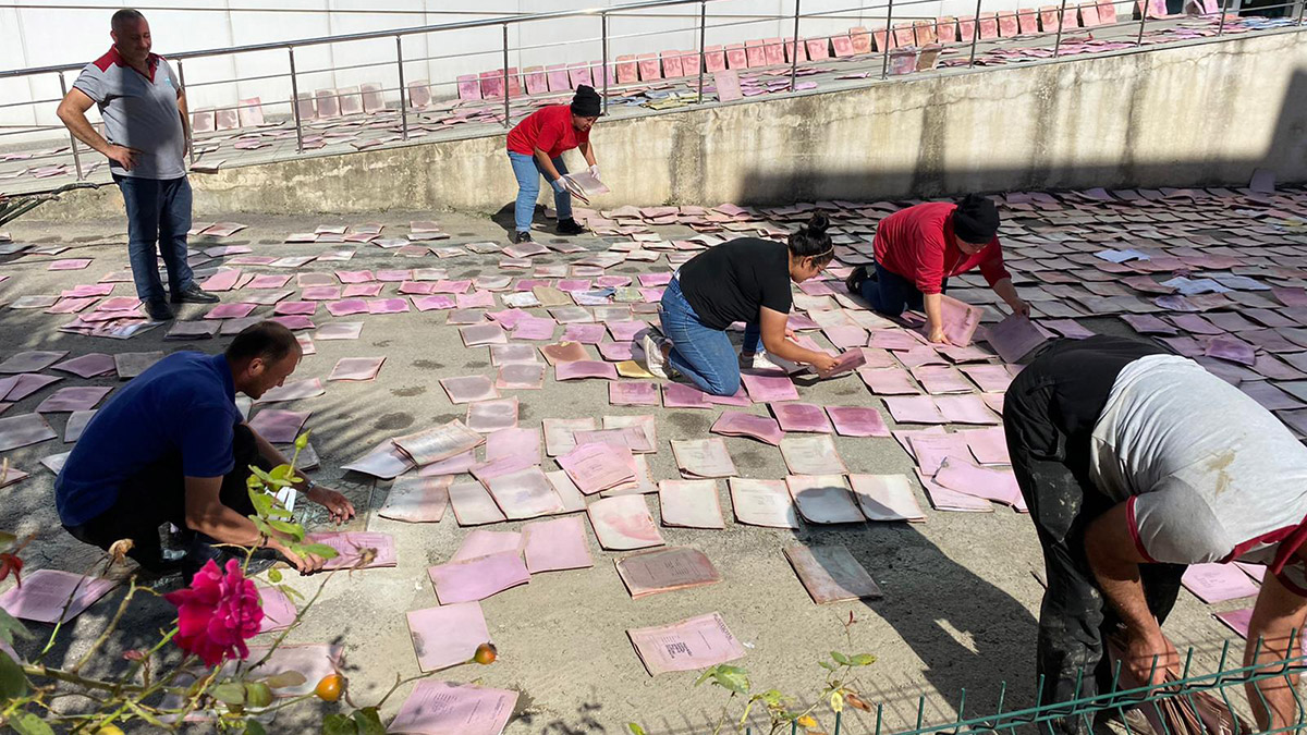 Selde ıslanan dosyalar kurutulmaya bırakıldı
