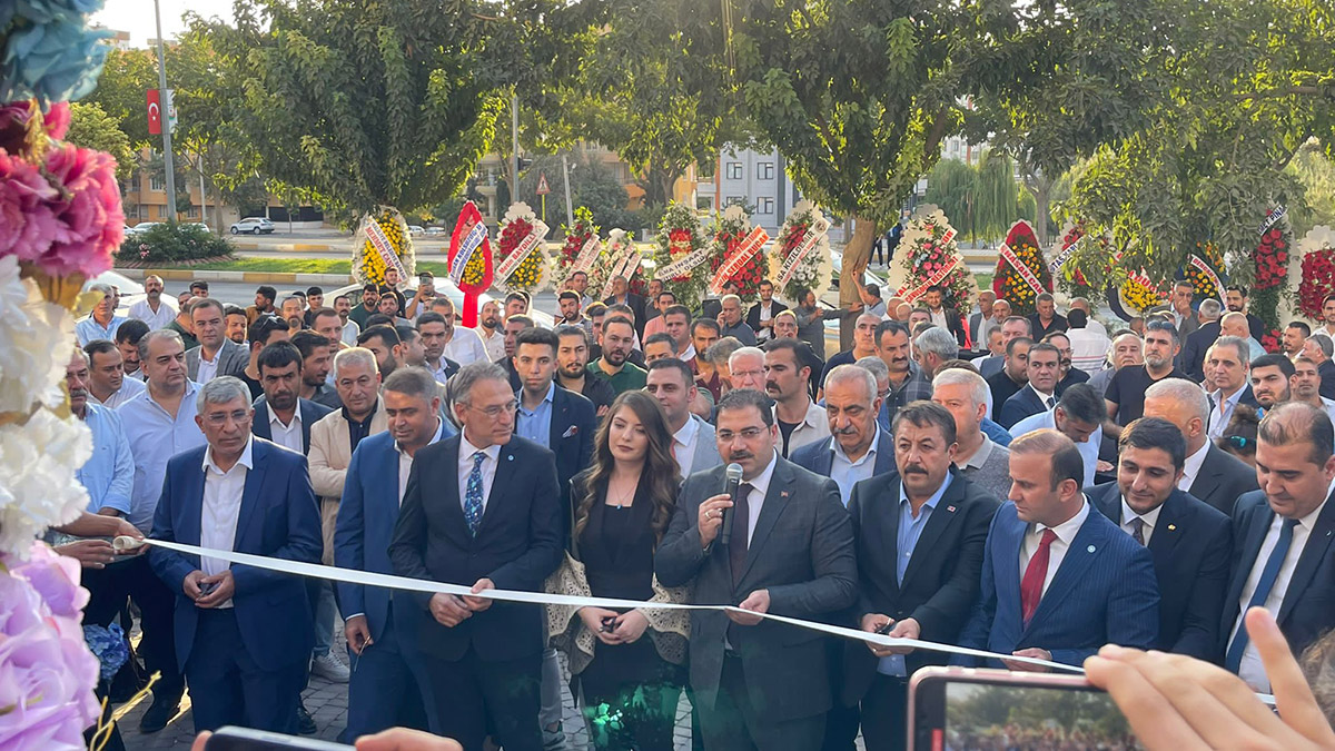 Türkiye’deki bayi ağını genişletmeye devam eden Seramiksan'ın Şanlıurfa Karaköprü’deki bayisi Tuğra Yatırım İç Mimarlık düzenlenen açılış töreniyle Şanlıurfa halkının hizmetine açıldı.