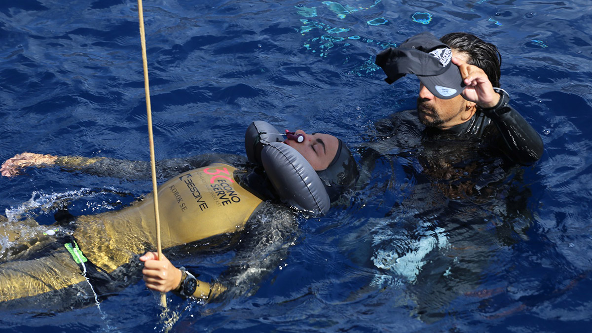 Antalya'nın Kaş ilçesinde düzenlenen Serbest Dalış Outdoor Dünya Şampiyonası'nın üçüncü gününde, biri büyük erkeklerde, ikisi master erkeklerde olmak üzere üç dünya rekoru kırıldı.