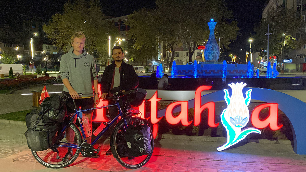 Danimarkalı öğretmen Soren Olsen (23), bisikletle çıktığı ikinci dünya turunda Kütahya'da mola verdi.