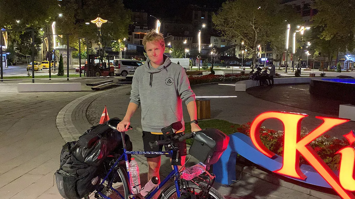 Bisikletle çıktığı ikinci dünya turuna kütahya'da mola verdi