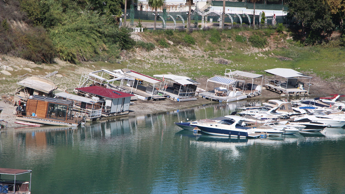 Adana'da yüzen barakalar kıyıya çekildi