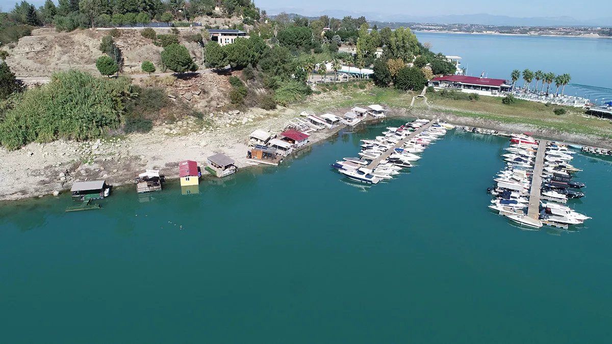 Adana'da seyhan baraj gölü'nde dubalar üzerine inşa edilen ve günlüğü 700 liradan kiralanan yüzen barakalar kıyıya çekildi.