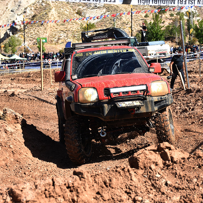 Sivas Belediyesi tarafından düzenlenen 'Sivas Belediyesi Off-Road Oyunları' başladı. Yarışmaya katılan araçlar zorlu parkuru daha kısa sürede tamamlamak için kıyasıya mücadele etti.