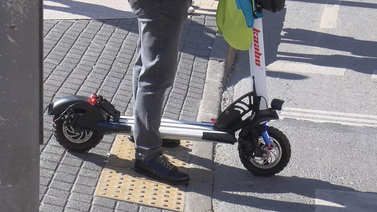 İstanbul'un birçok yerinde yoğun bir şekilde kullanılan elektrikli skuter kazaları can alıyor, uzmanlar uyarıyor.