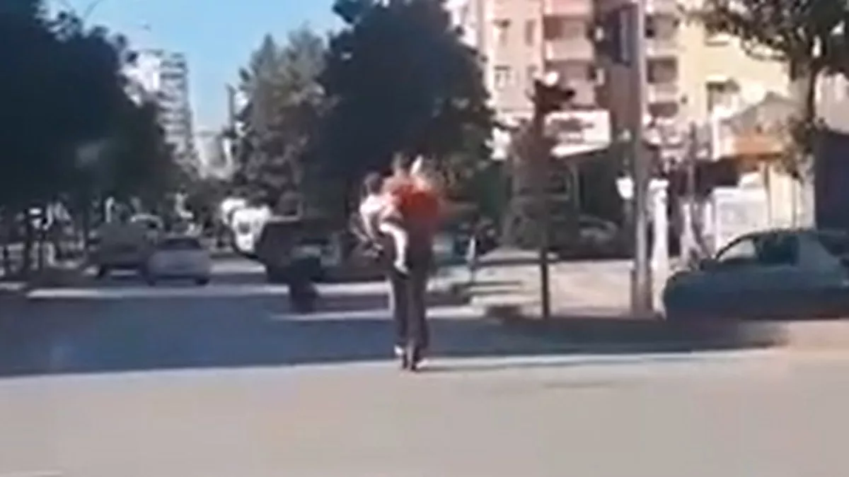 Kucağında bebek bulunan kadınla skuter yolculuğu