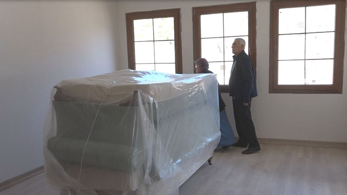 Artvin'de, baraj inşaatıyla birlikte merkez ile 7 köyün sular altında kalacağı Yusufeli ilçesinde, 10 bin kişinin yeni yerleşim alanlarına büyük göçü sürüyor. Yeni yerleşim yerinde kamu binaları ve konutların ardından köy halkı da ‘villa köy’ benzetmesi yaptığı, dağ eteklerindeki yeni köylerinde yöresel mimariyle yapılan 2 katlı villa tipi evlerine taşınıyor.