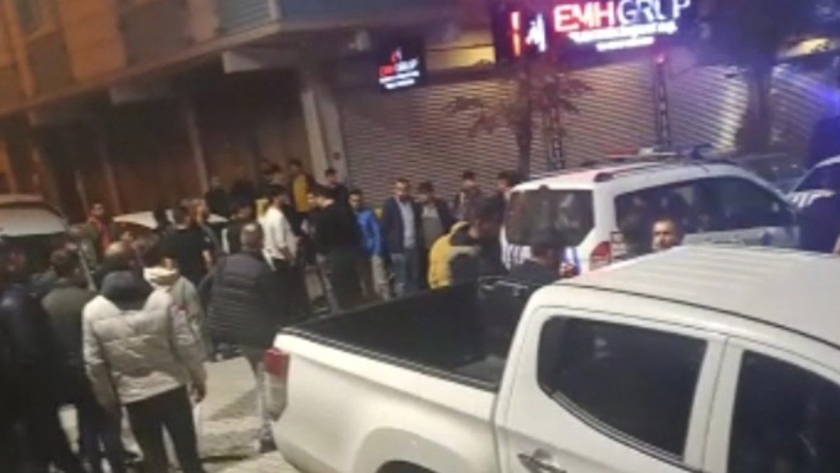 Taciz şüphelisini linçten polis kurtardı