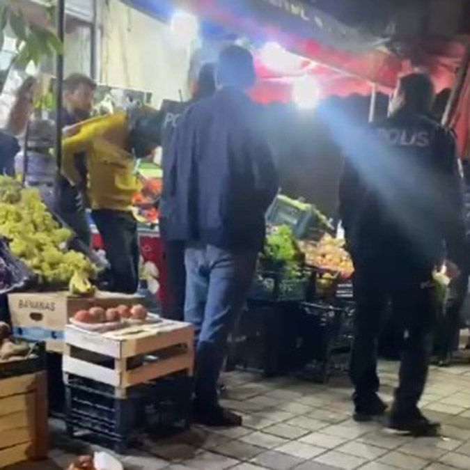 Taciz şüphelisini linçten polis kurtardı