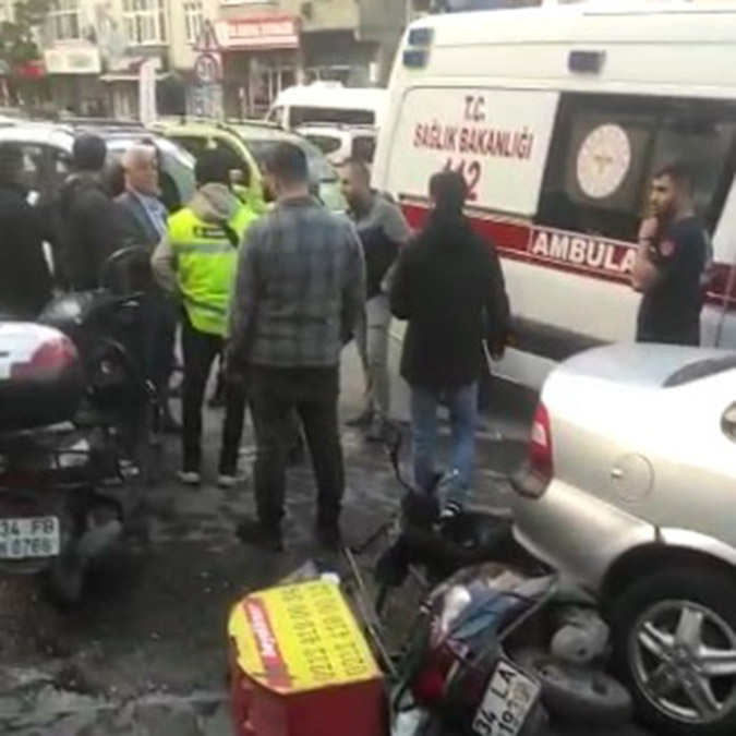 Sultangazi'de motokurye otomobile çarptı