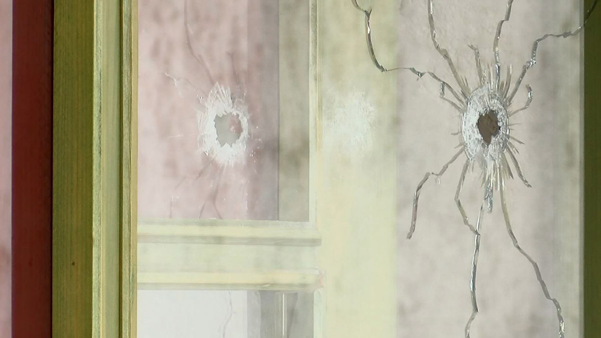 Sultangazi'de bir lokantada, 5 kişi arasında çıkan silahlı kavgada, 16 yaşındaki garson başından vuruldu. Şüpheliler kaçarken, Nihat Demir isimli garson yoğun bakımda tedavi altına alındı.