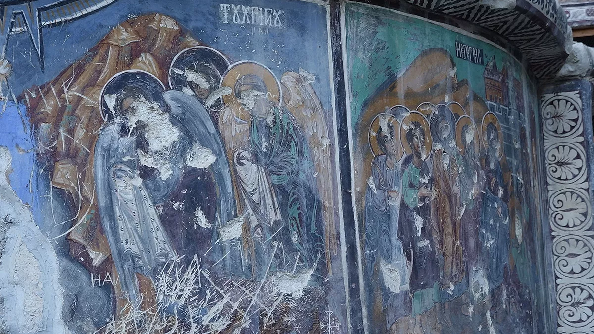 Trabzon'un maçka ilçesinde 6 yıl süren restorasyon çalışmalarının ardından ziyarete açılan tarihi sümela manastırı'nda fresklere kazınan aşk ilanları ile isimlerin silinmesi için çalışma başlatıldı.
