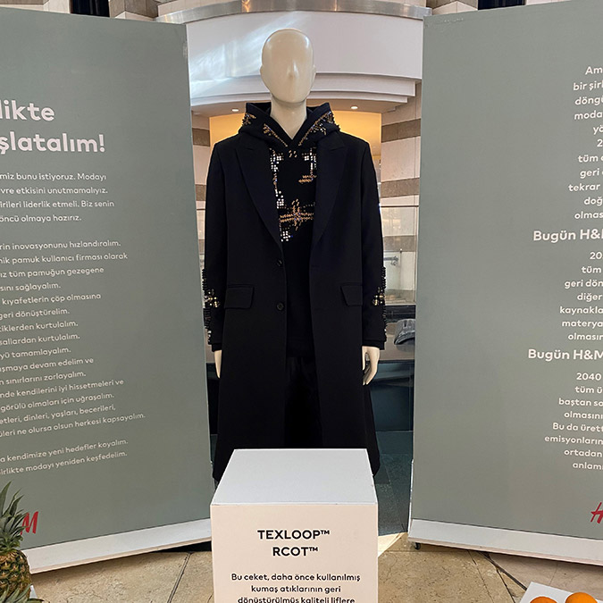 Modanın geri dönüşüm yolculuğunun birbirinden kreatif tasarımlarla hayat bulduğu H&M Sürdürülebilirlik Sergisi açıldı. İnovatif sergi 9 Ekim’e kadar ziyaret edilebilir.