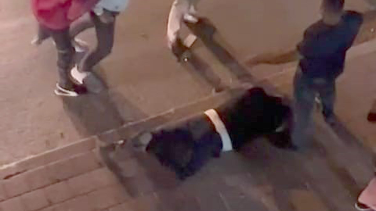 Genç kızı taciz etti, linç edildi