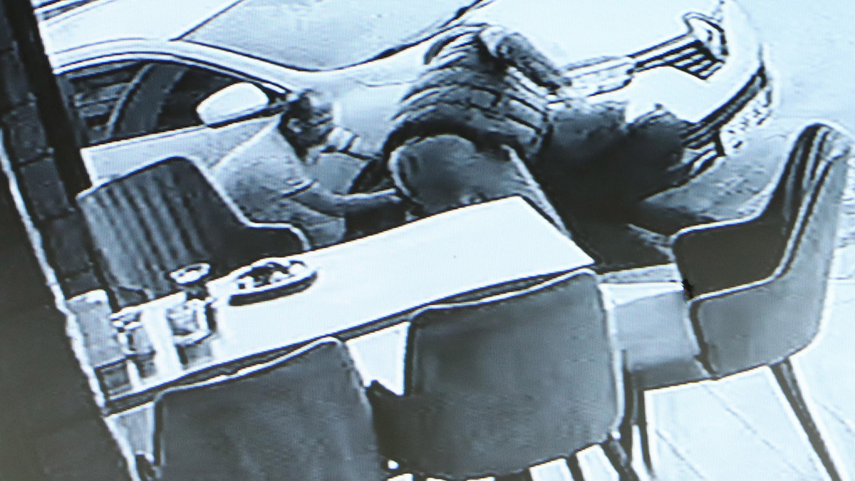 Erzurum'un Yakutiye ilçesinde müşteri olarak gittiği pastanede, iş yeri sahibinin kızı Yağmur K.'yi (18) taciz ettiği ileri sürülen Rüstem B.'ye (46), çalışanlar ile esnaf meydan dayağı attı.