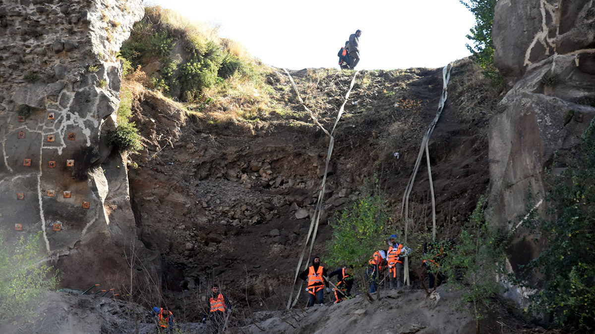 Bitlis Valisi Oktay Çağatay, 2 bin 500 yıllık tarihi Bitlis Kalesi'nde restorasyon çalışmalarının sürdüğünü belirterek, "Tarihi kale zamanla yıprandı. Elimizdeki rölöve projelerle eksik taşların tamamını yenileyerek, burayı bütün bir kale haline getiriyoruz. Yürüyüş yolu ve seyir teraslarını bu yılın sonuna kadar bitiriyoruz" dedi.