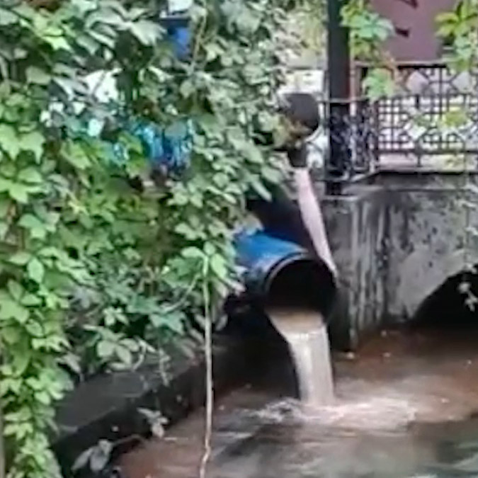 Gümrük Hanı kanalına bulaşık suyu döktü