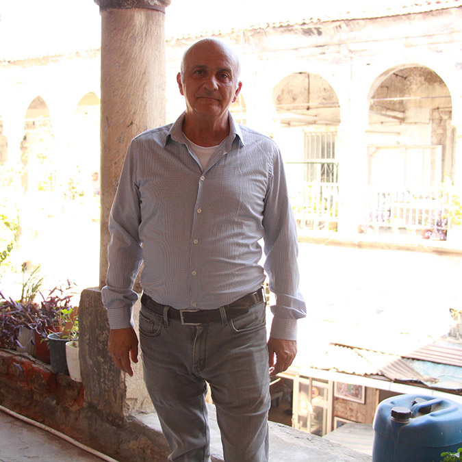 İzmir'de Tarihi Kemeraltı Çarşısı’ndaki önemli tarihi yapılardan olan ve büyük bir bölümü depo olarak kullanılan Mirkelamoğlu Hanı'nda mülk sahipleri arasındaki anlaşmazlık sonucu restorasyon yapılamıyor.